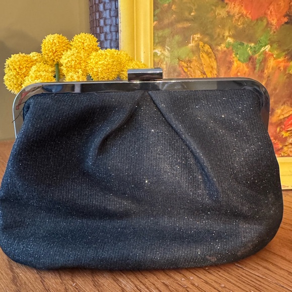 Elegant Black Chain Clutch - Picture 2 of 4